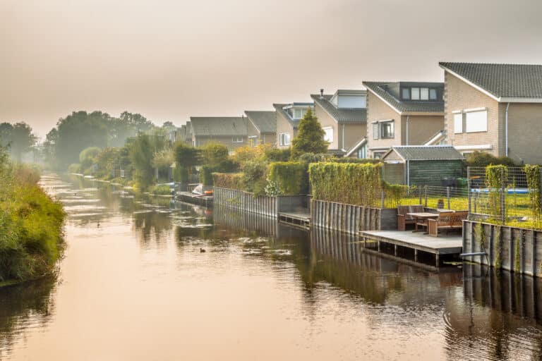 Homes on water edge in residential area in florida with exterior painting done in the humidity.