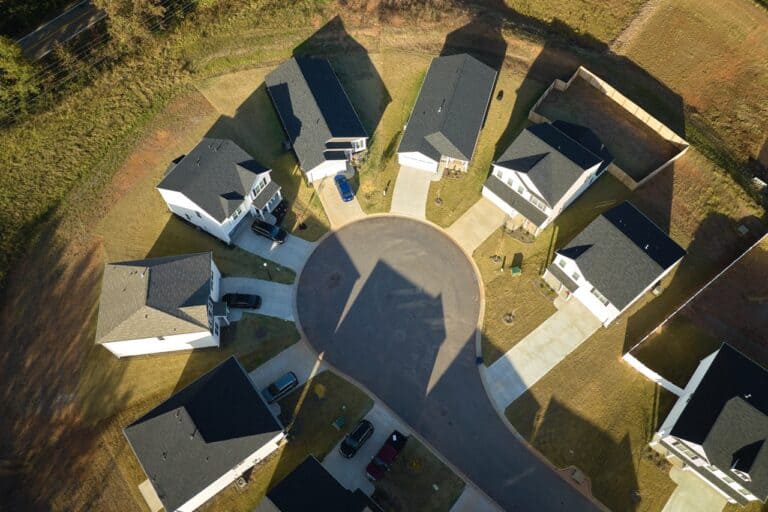 Aerial view of cul de sac at neighbourhood road dead end with densely built homes in South Carolina residential area. Real estate development of family houses and infrastructure in american suburbs.