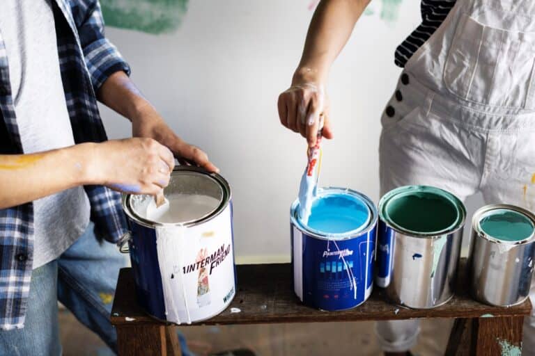 Peopl renovating the house
